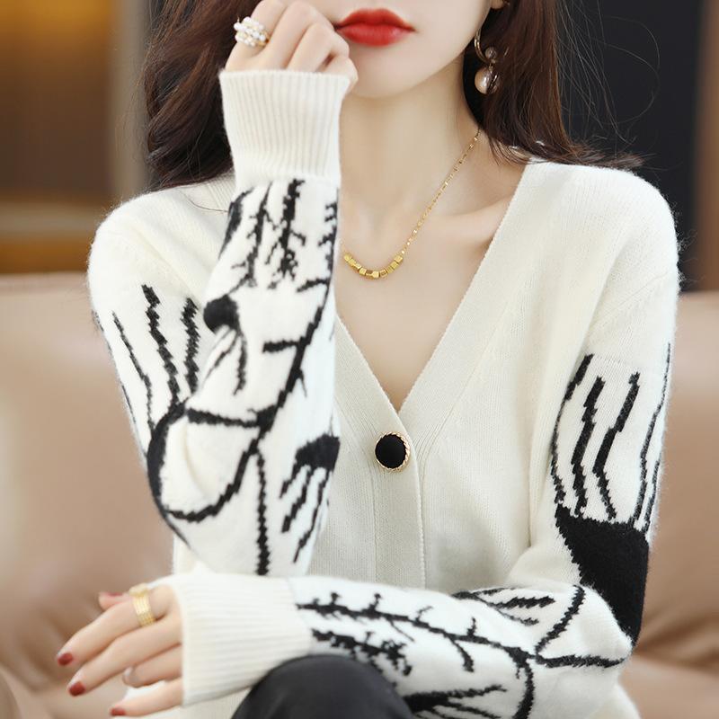 

Autumn and winter new cardigan women s black and white color matching knitted sweater short top jacket one size fits all белый