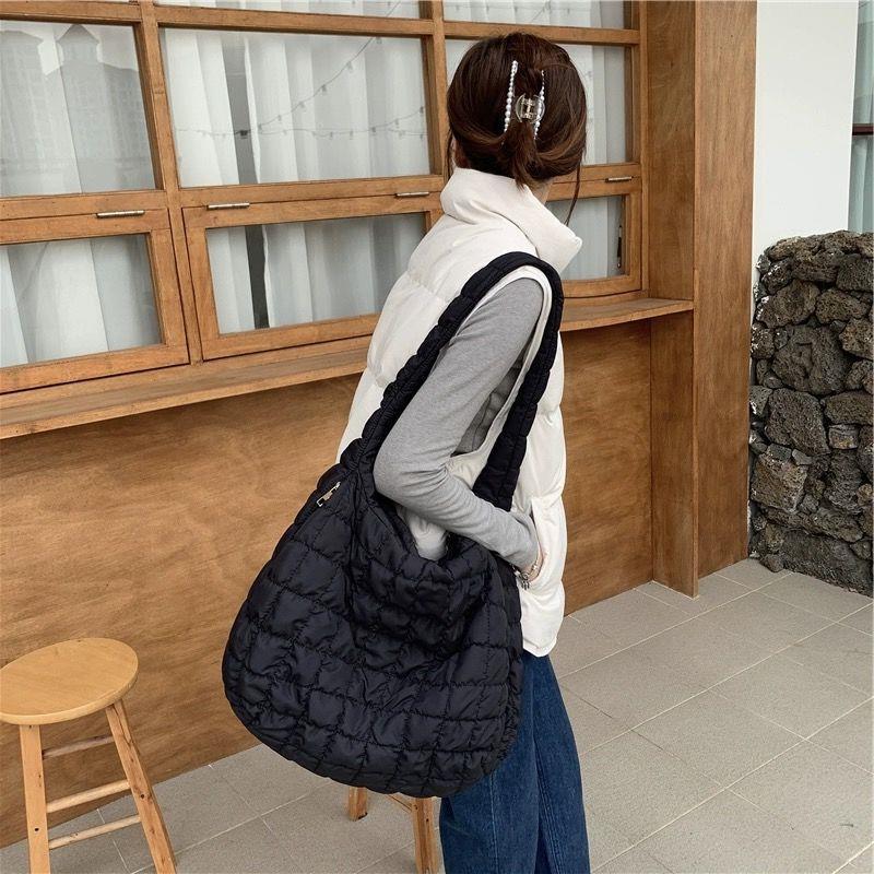 

Сумка-тоут 2024 осінь та зима пухова сумка великої місткості сумка під пахву сумка на одне плече хмара пельмень плісована сумка-месенджер чорний