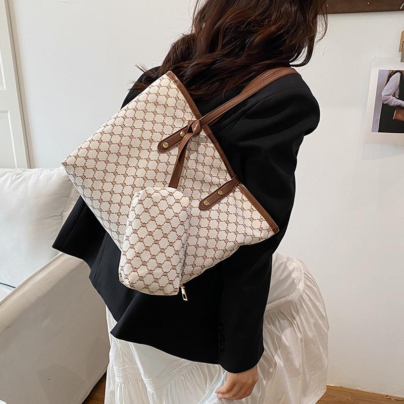 Large-capacity bag women's commuter personalized tote bag new beautiful niche trend shoulder bag textured women's bag