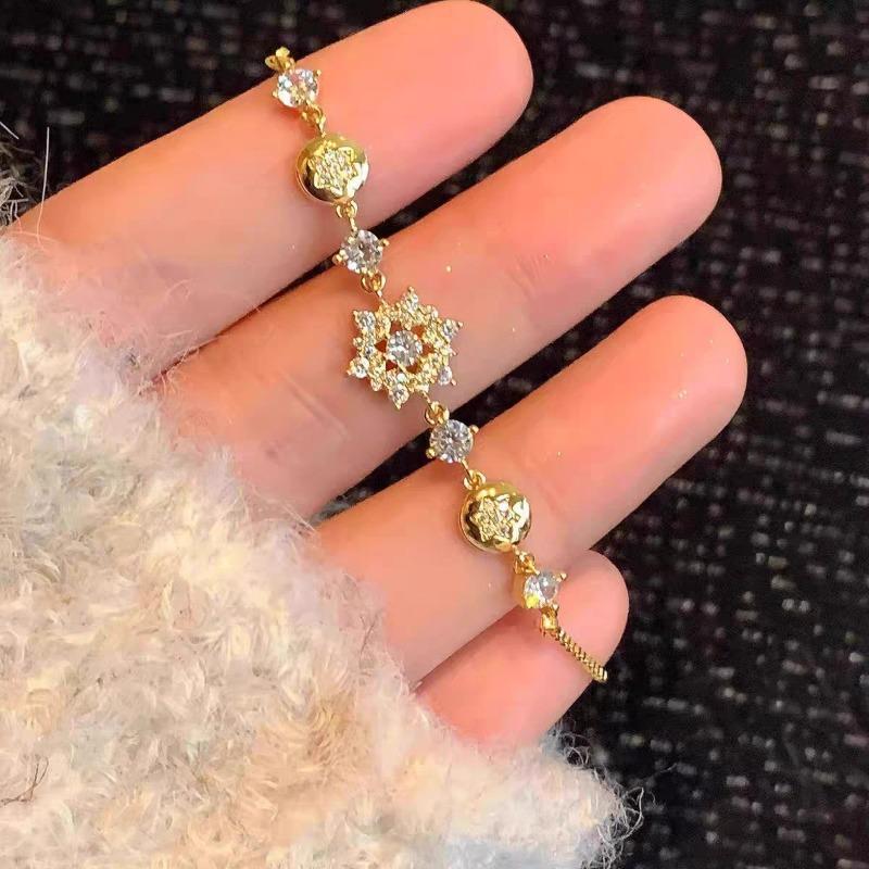 Petite Flower-shaped Zircon Pull Bracelet - Perfect for All Occasions, Exuding A Sophisticated and Elegant Vibe.