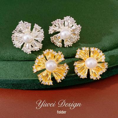 Gold-Plated Zircon Pearl Flower Ear Clips: Elegant, Fashionable, Luxury Jewelry.