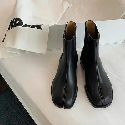 Retro kotníkové boty s dělenou špičkou Dámské lesklé a matné kožené boty Tabi Ninja Chelsea Botas Mujer Nízké podpatky Trotters Boots Zimní