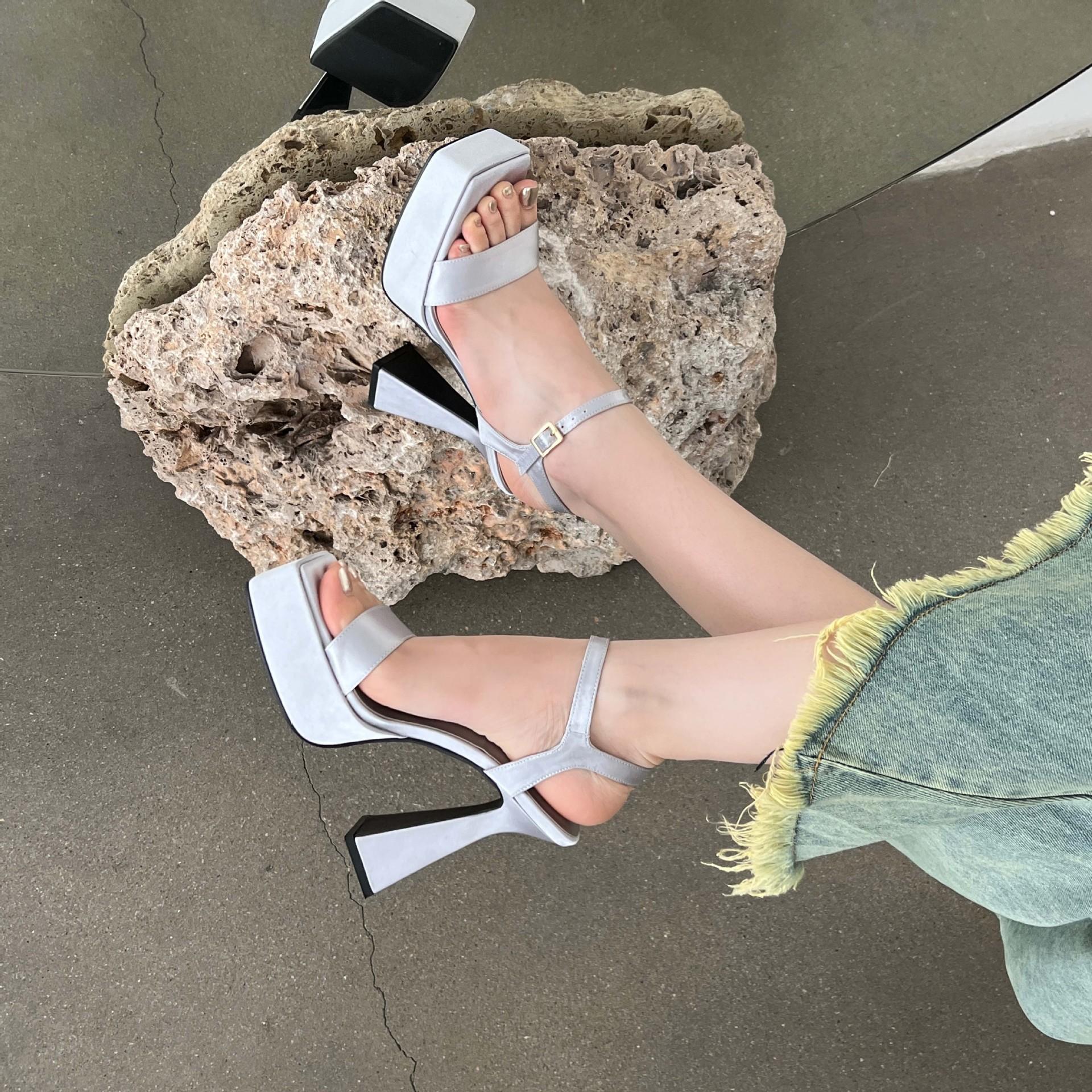 

High heels new one-word buckle sandals women s shoes thick high heels waterproof table hate sky high 35 чорний