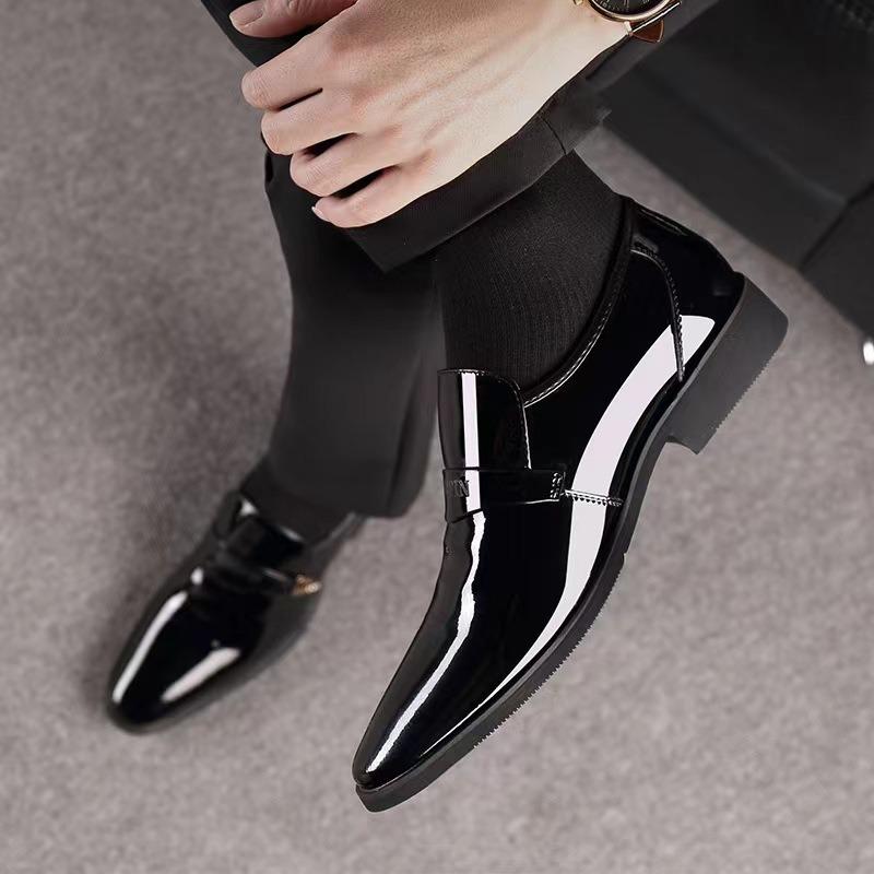 A Large Size Men's Leather Shoes Trendy Business Dress British Pointed Men's Leather Shoes