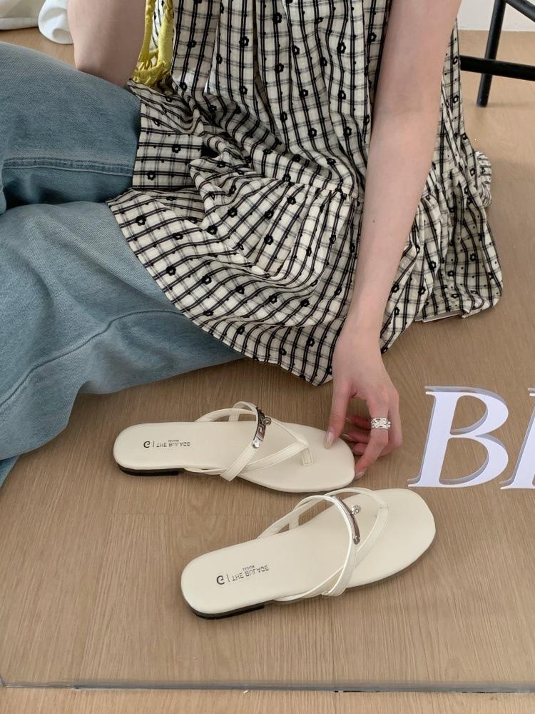 Flip-Flops Women'S Summer Metal Lock Flat Bottom Toe Fashionable Versatile Flip-Flops Women'S Shoes