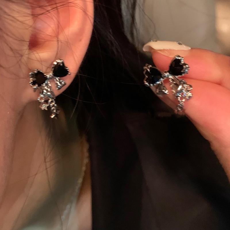 Korean Version of Retro Earrings, Cold Wind Temperament, Ear Jewelry, High-end Sense, Niche Design, Stud Earrings, Women