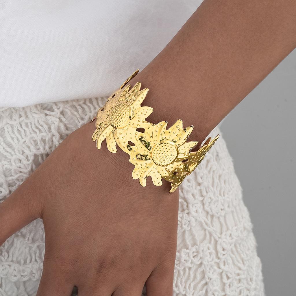 Modisches Goldfarbenes Metall-Blumen-Manschettenarmband für Damen Vintage Elegant Wasserdichte Armreifen Weibliche Hochzeitsfeier Accessoires