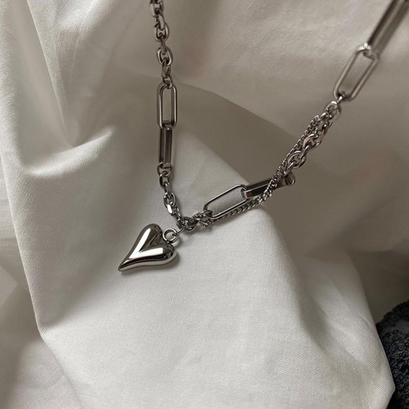 Titanium Peach Heart Necklace: Elegant Women's Clavicle Chain, Simple & Versatile Cold Style