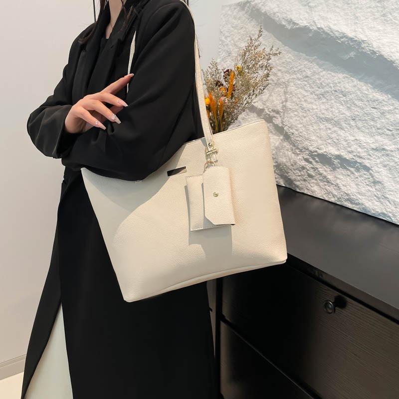 Simple and large-capacity tote bag, spring niche new fashion commuter handbag, textured shoulder bag.