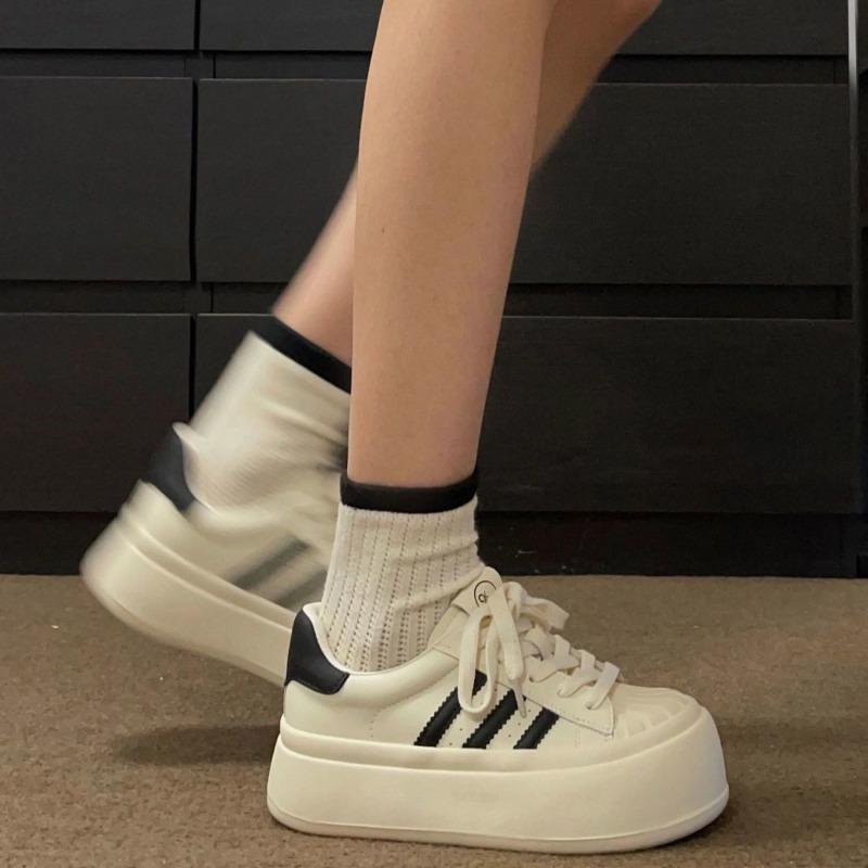 

Женские новые универсальные туфли на толстой подошве, увеличивающие рост, повседневные туфли с круглым носком на толстой подошве, туфли-маффины, маленькие черные туфли, кеды, тренд 40