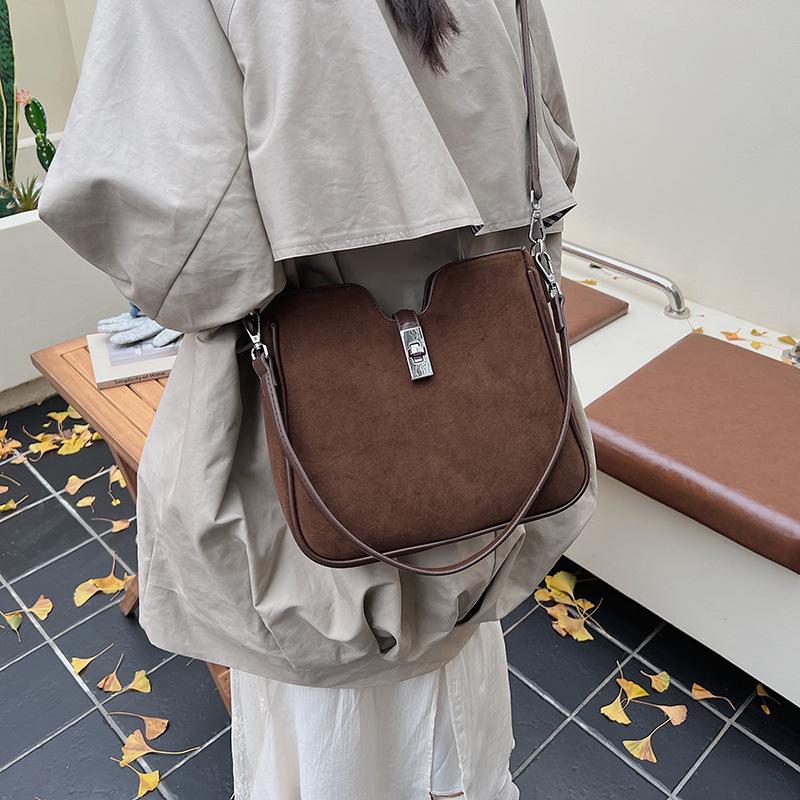 Autumn and winter retro matte small bag women's 2025 new commuter versatile shoulder underarm bag messenger bag bucket bag