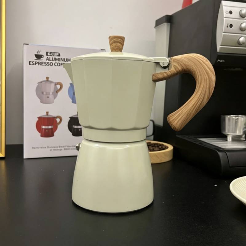 Caffettiera Moderna Minimalista in Alluminio con Manico in Legno per la Preparazione in Casa