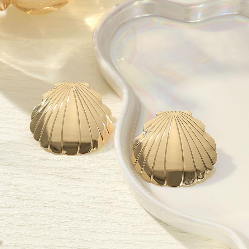Yunjin stud earrings, high-end earrings, fashionable atmosphere, exaggerated vacation style earrings, fish tail shell earrings.