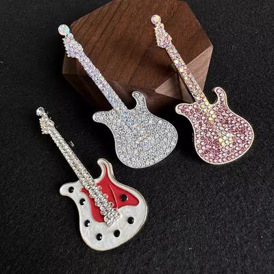 Basit Ins Pırlanta İşlemeli Gitar Broşu, Üst Düzey Işıltılı Pırlanta Dekoratif Yaka İğnesi, Müzik Aleti Korsaj Aksesuarları