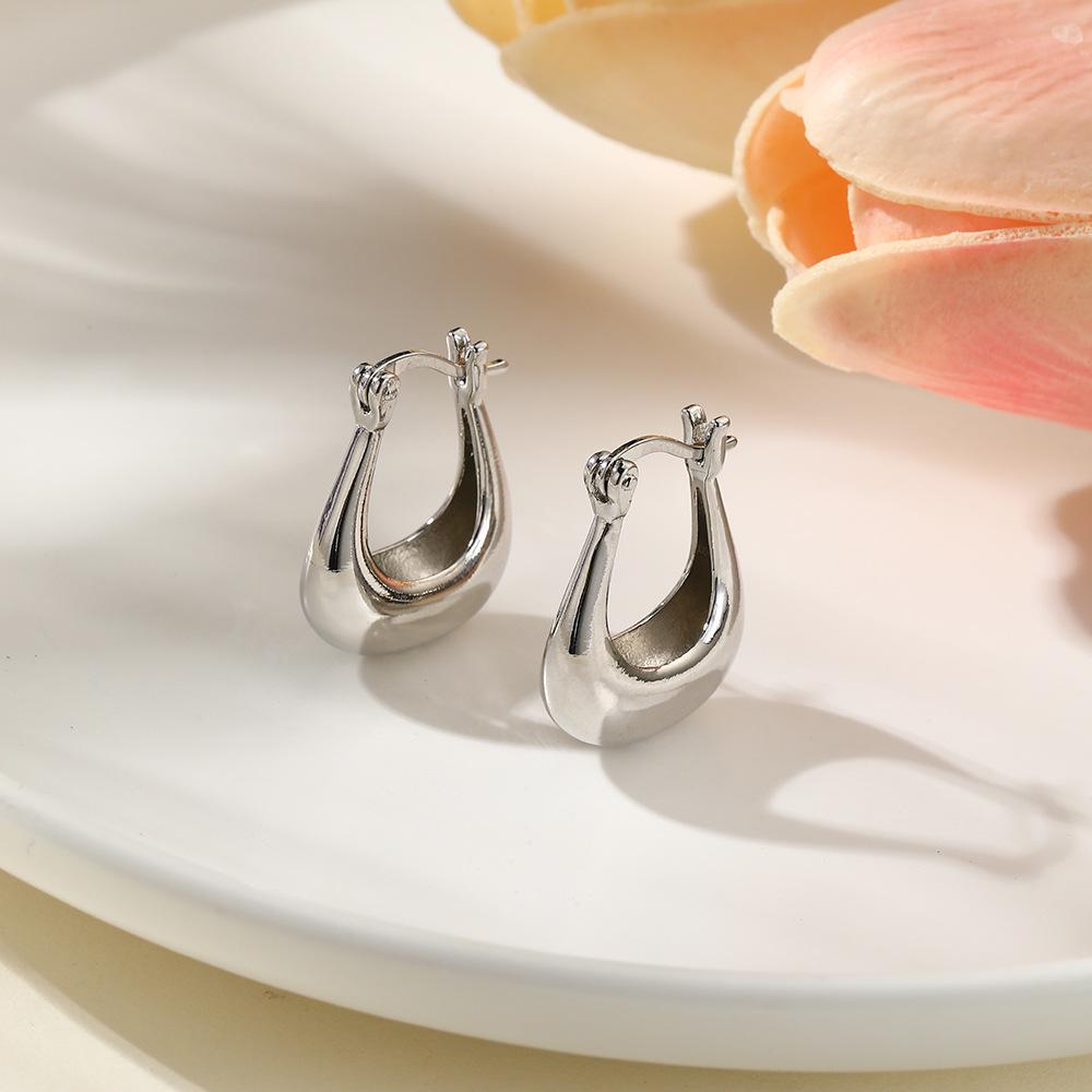 

Серьги-пусеты из 18-каратного золота в форме полой буквы U - Минималистичные фоточувствительные женские украшения