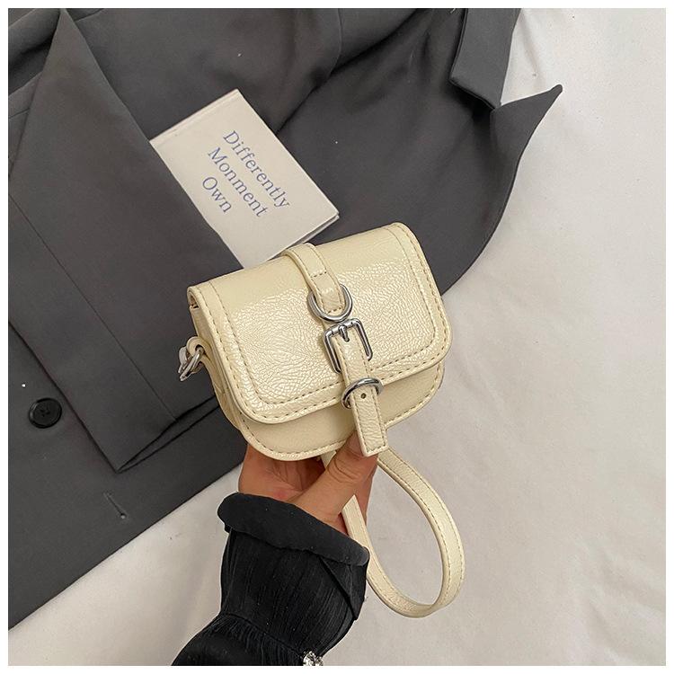 

Oil wax leather glossy mini semi-round saddle bag summer 2025 new niche design versatile shoulder messenger bag белый