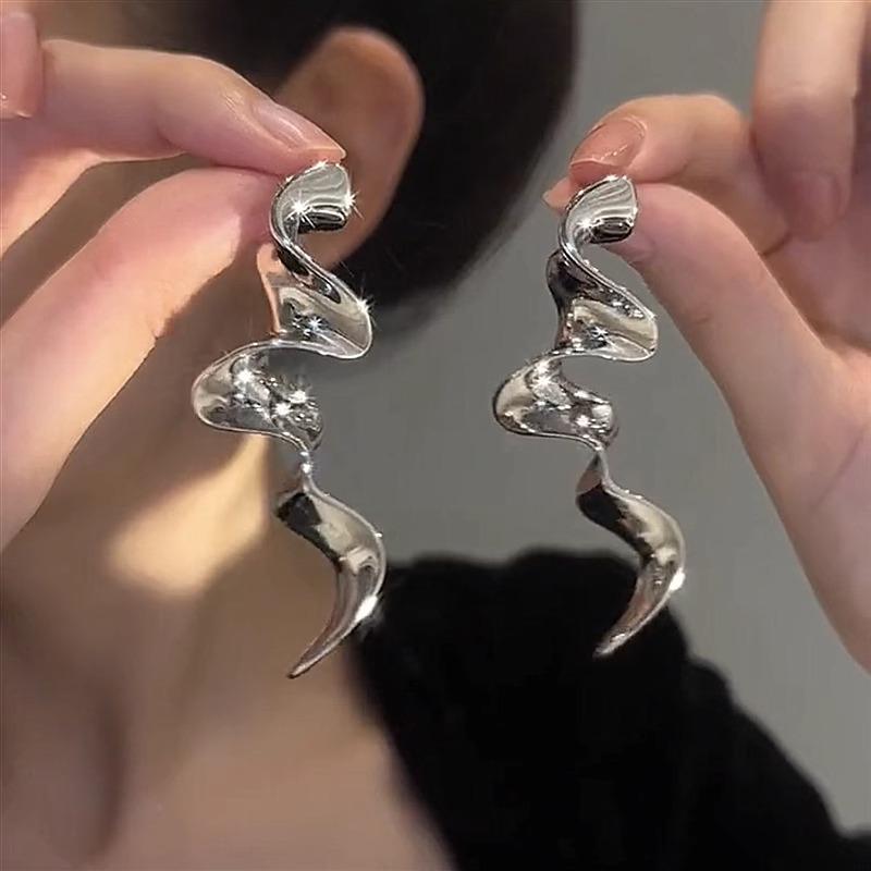 Серебряные изогнутые ленточные металлические серьги S серебряная игла нишевые серьги серьги легкая роскошь индивидуальность высокий стиль неправильные