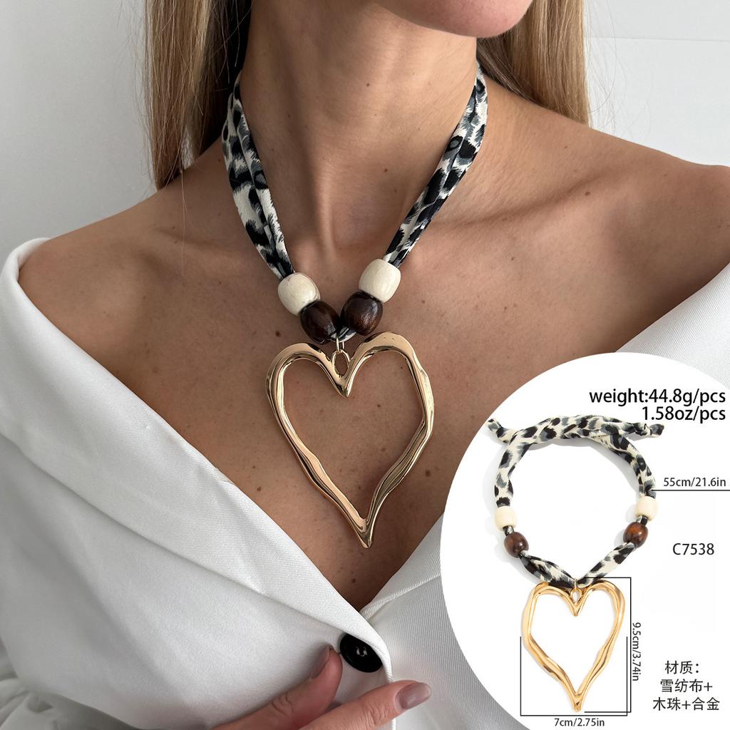 Sweet And Cool Spice Girl Leopard Print Silk Scarf Flannel Necklace, Exaggerated Metal Big Love Pendant Collarbone Chain