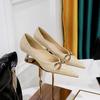 Scarpe singole da donna con tacco sottile, tacco medio, bocca bassa, a punta, in pelle verniciata con motivo pietra retrò con fibbia in metallo