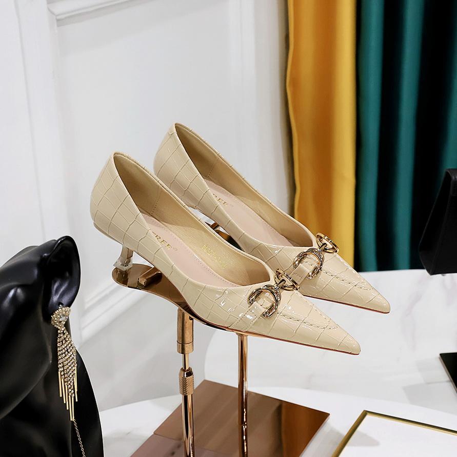 Scarpe singole da donna con tacco sottile, tacco medio, bocca bassa, a punta, in pelle verniciata con motivo pietra retrò con fibbia in metallo