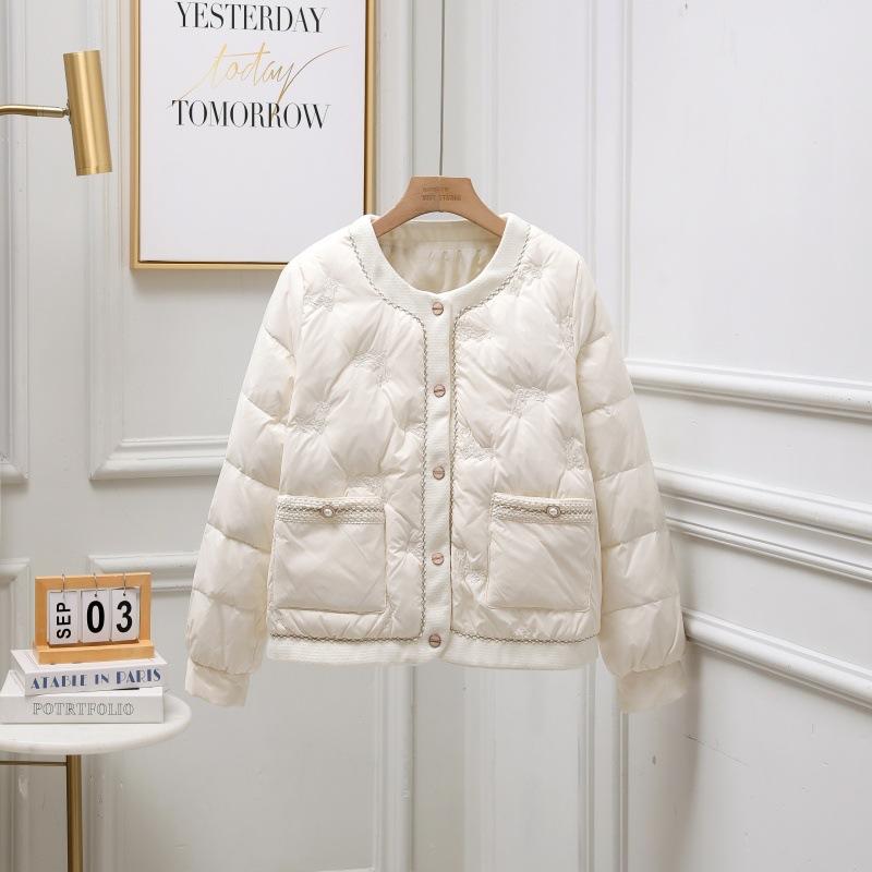Xiaoxiangfeng light and thin small down jacket short winter new embroidered round neck trimmed collarless duck down jacket