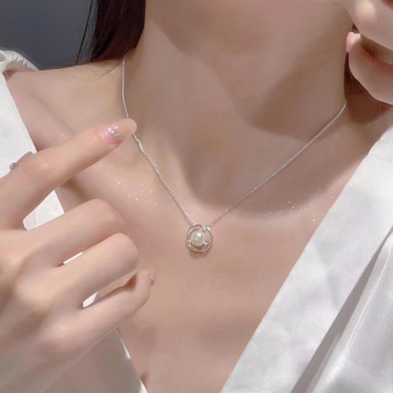 

Простое геометрическое ожерелье из искусственного жемчуга