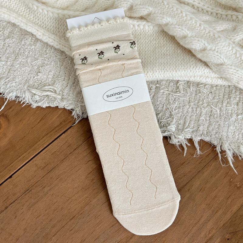 Women's Early Autumn Retro Mid-calf Socks with Lace and Small Floral Pile Socks