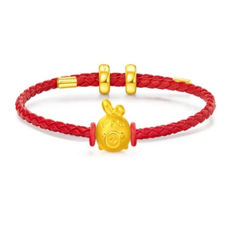 

Браслет из красного шнурка в стиле Чжоу: Монета года Кролика и брелок из коровьей кожи золотой