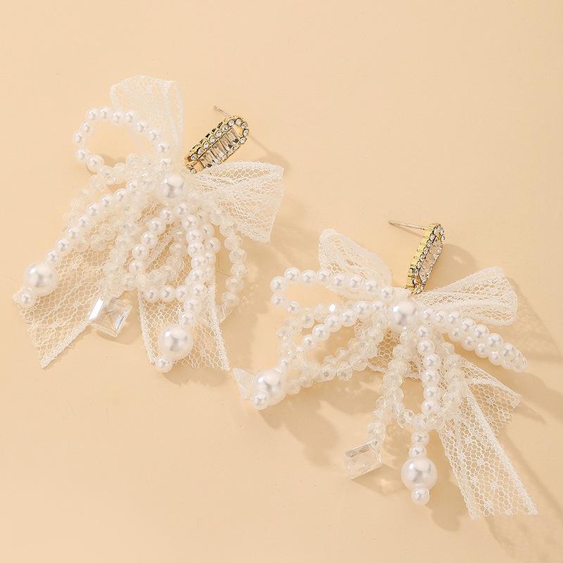 Серьги с имитацией жемчуга, бриллиантами, цирконами, кружевным бантом, серебряной иглой. Модные серьги для праздничного образа.