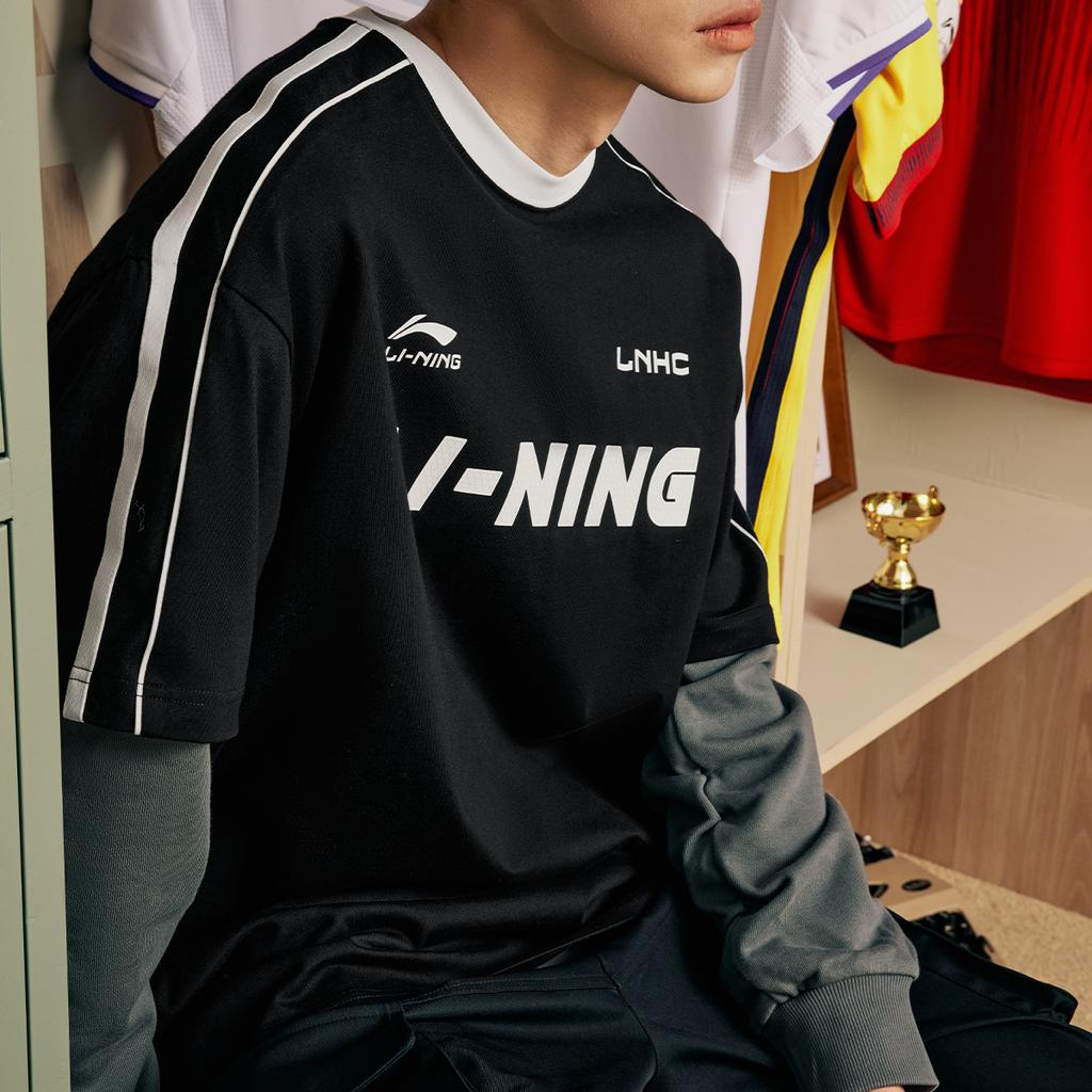 Li-Ning American Retro Letter Logo Stripe Print Round Neck Loose Comfortable Casual Short Sleeve Drop Shoulder T-Shirt Unisex Tops Black AHSU657-2