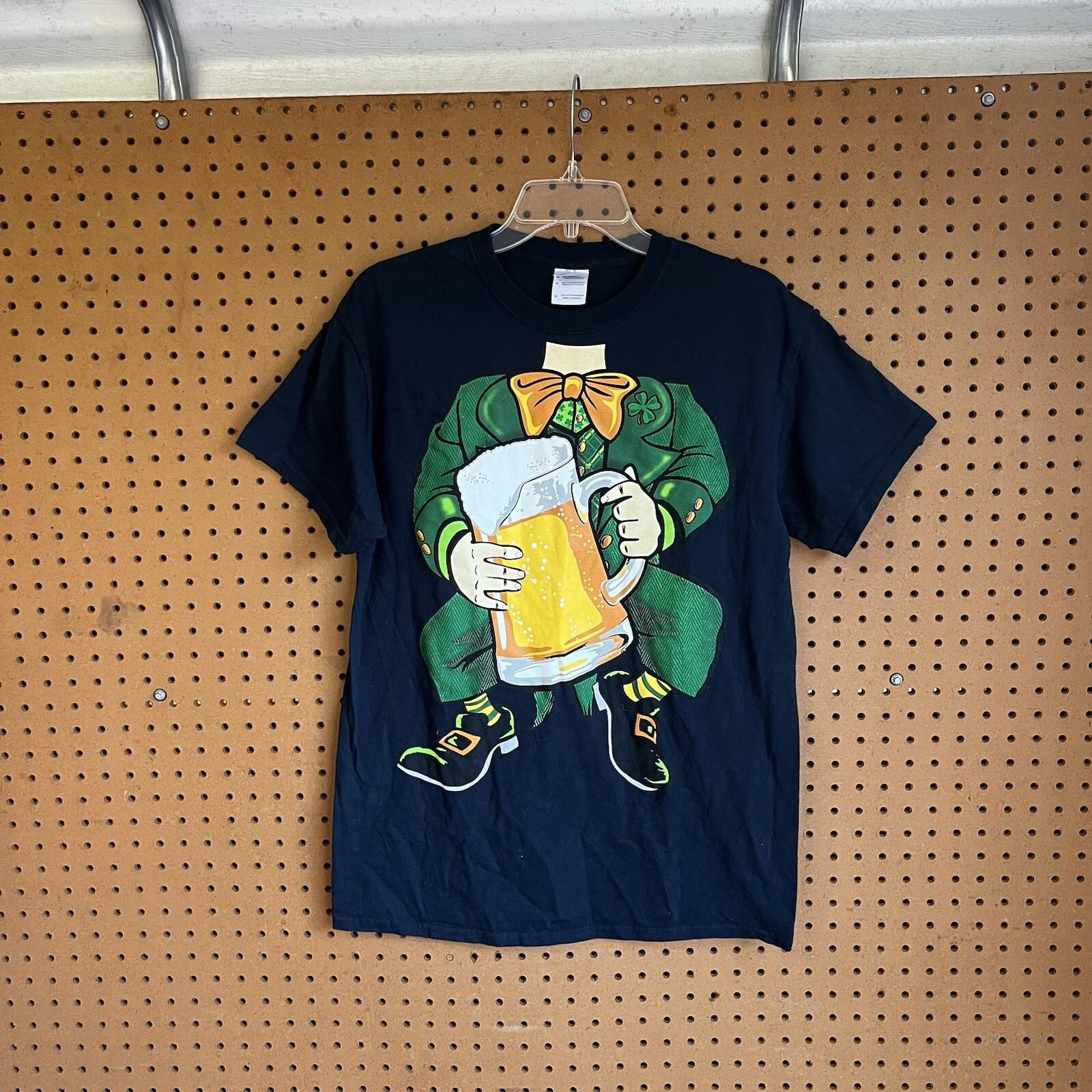 St. Patrick’s Day Leprechaun Holding Beer Graphic T-Shirt Size Men’s Medium L
