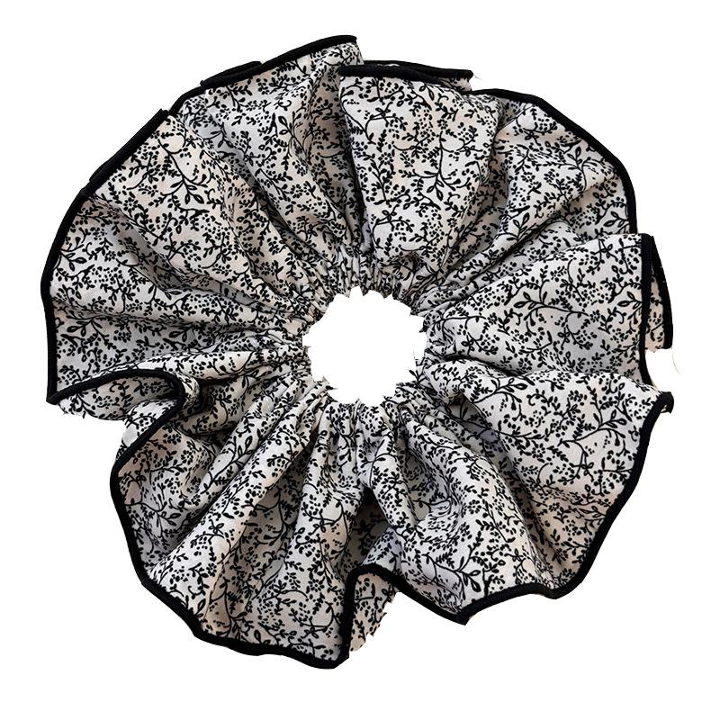 The Floral Large Intestine Hair Tie Is A Laid-back and Feminine Style with A Fabric Hair Tie for Tying Hair