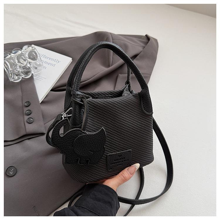 

Trend casual handbag women s 2025 summer fashion niche simple small fresh versatile bucket commuter messenger bag чёрный