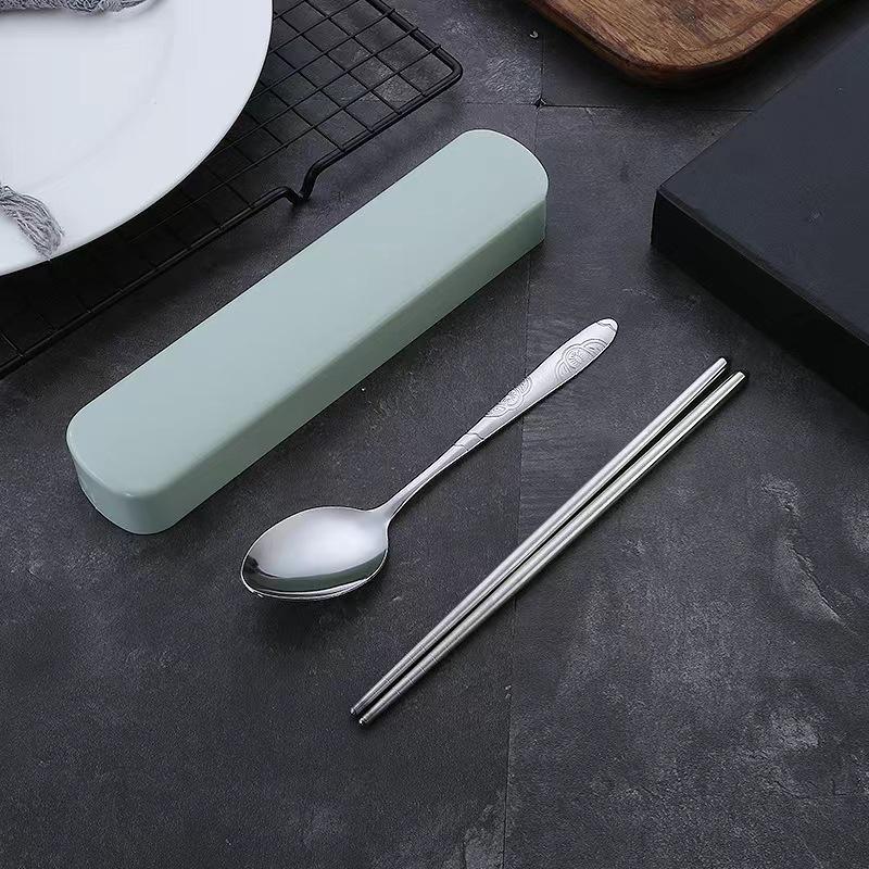 

Портативный набор столовых приборов из нержавеющей стали: Включает палочки для еды, ложку и набор из трех предметов с коробкой