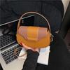 Damska minimalistyczna torebka crossbody w bloki kolorów - wszechstronna, szykowna i modna torebka na ramię