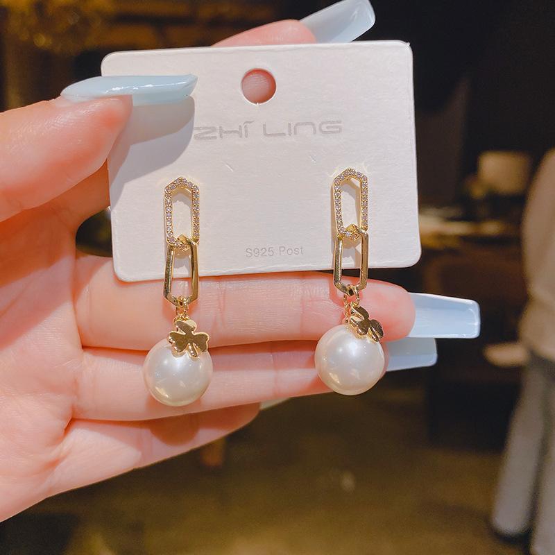 Orecchini alla moda con frange, lussuosi e sofisticati, dal fascino elegante. Lunghi Orecchini di Perle per uno Stile Versatile e Raffinato.