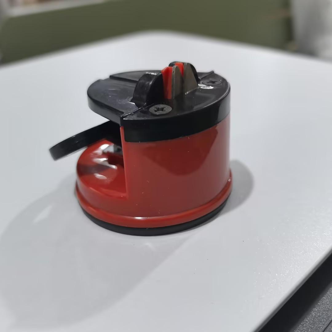 

Компактная кухонная точилка для ножей на присоске с двухсторонним точильным камнем из вольфрамовой стали красный