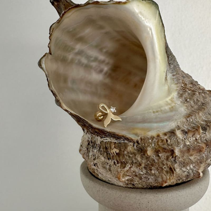 youngglow 14k whale tail cubic piercing