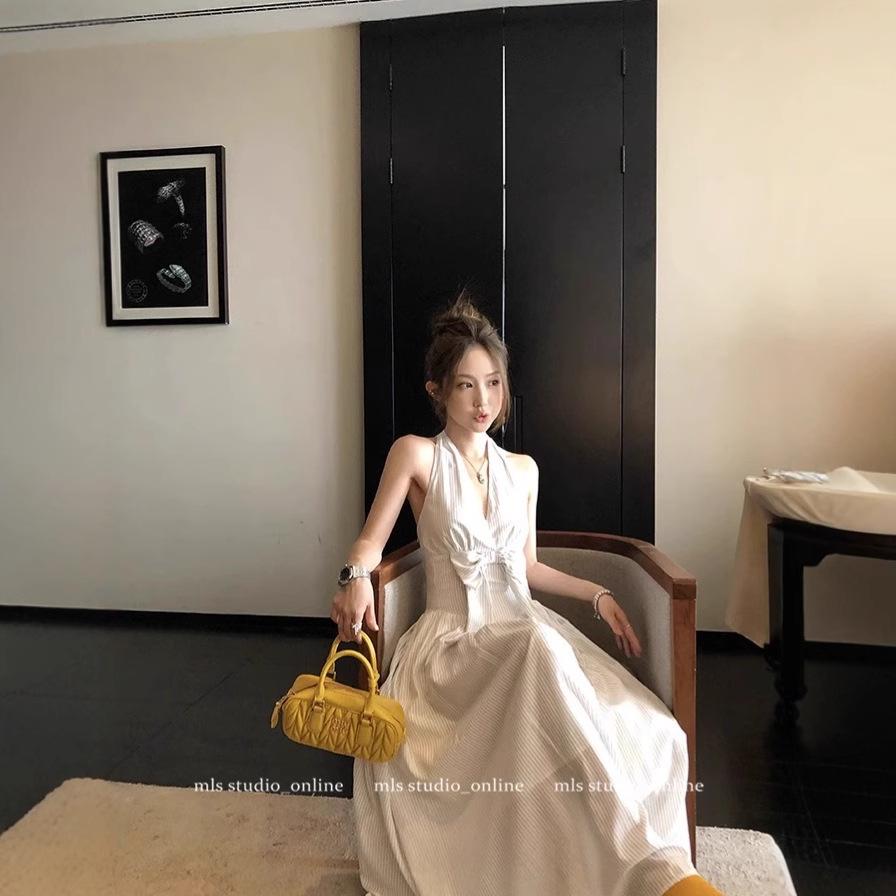 Vynikající bílé halterové šaty s výstřihem do V a mašlí v pase, dlouhé letní šaty (Vydání 2025)