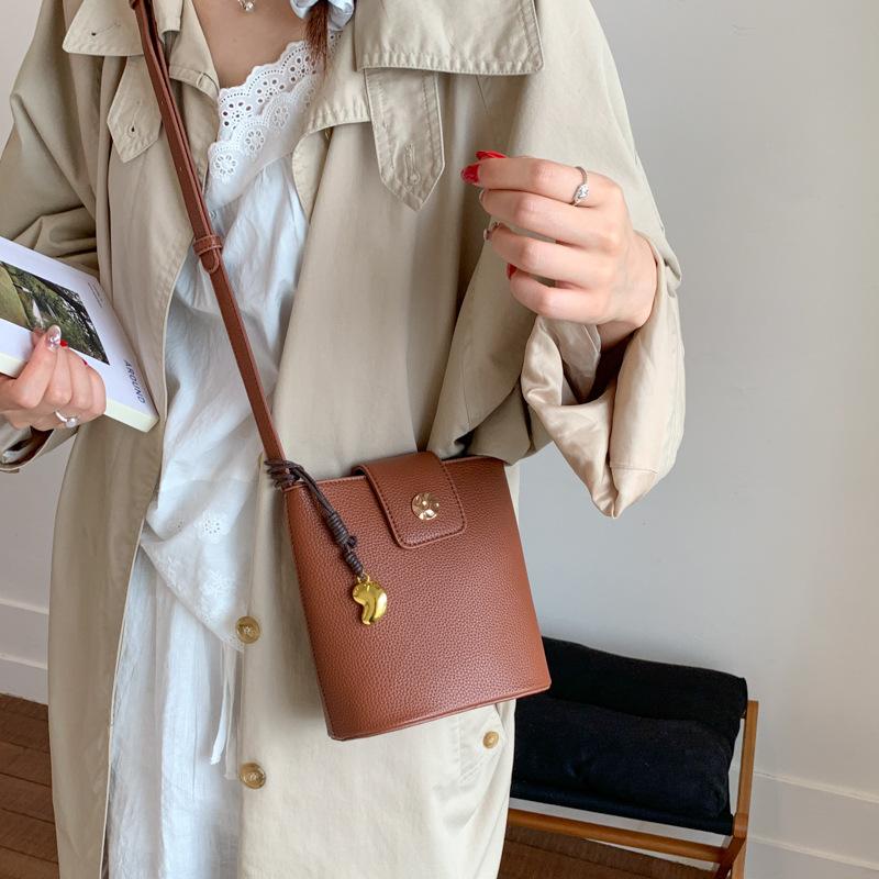 New Vertical Mobile Phone Bag Niche Shoulder Bag Soft Leather Crossbody Small Bucket Bag