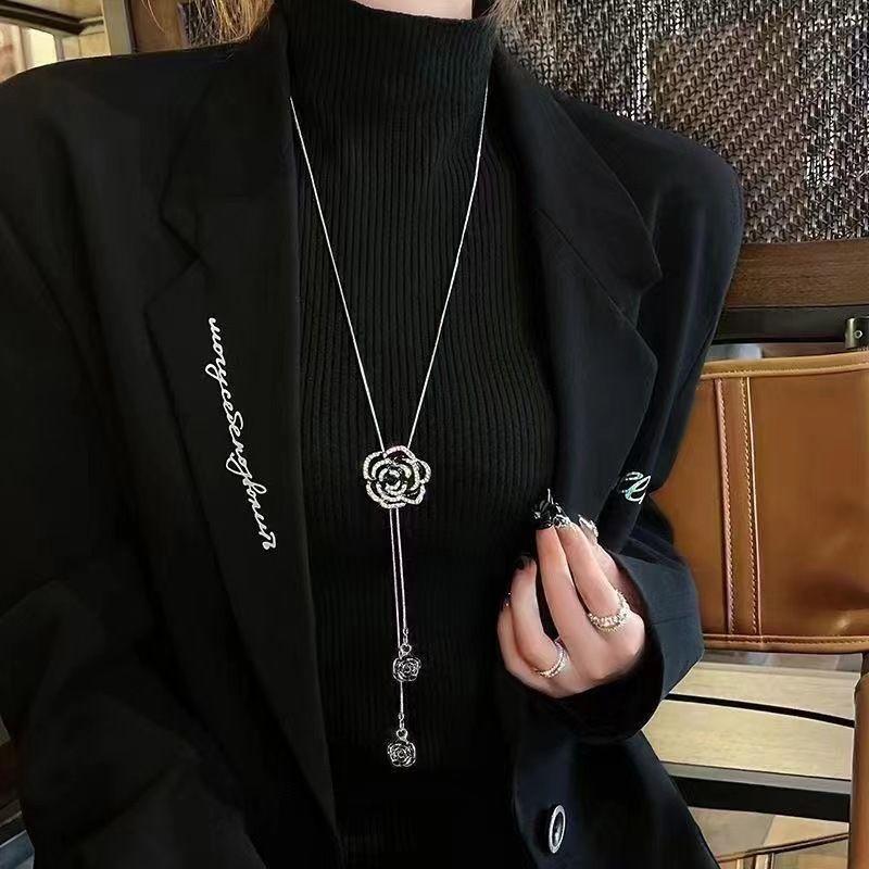 Light luxury niche design letter D sense sweater chain women's new Internet celebrity autumn and winter versatile fringed necklace tide high sense