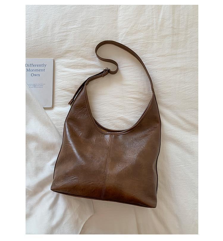 

Large capacity women s tote bag autumn and winter new retro shoulder bag premium sense portable work commuter bag underarm bag коричневый