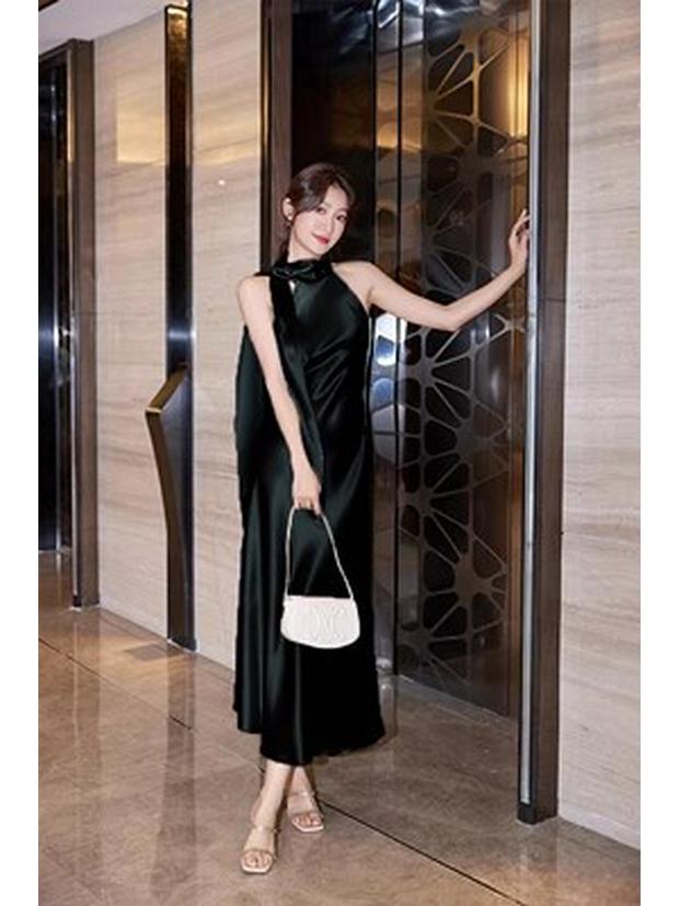 Elegantes französisches Acetatsilber-Neckholder-Abendkleid: High-End Society-Schmal geschnittenes Kleid