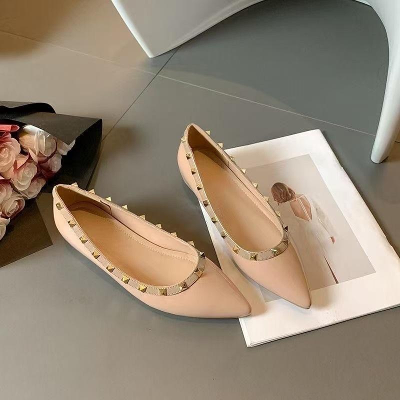 European and American flat-bottomed summer new shallow-mouth foot thick heel pointed rivet flat-heeled single shoes