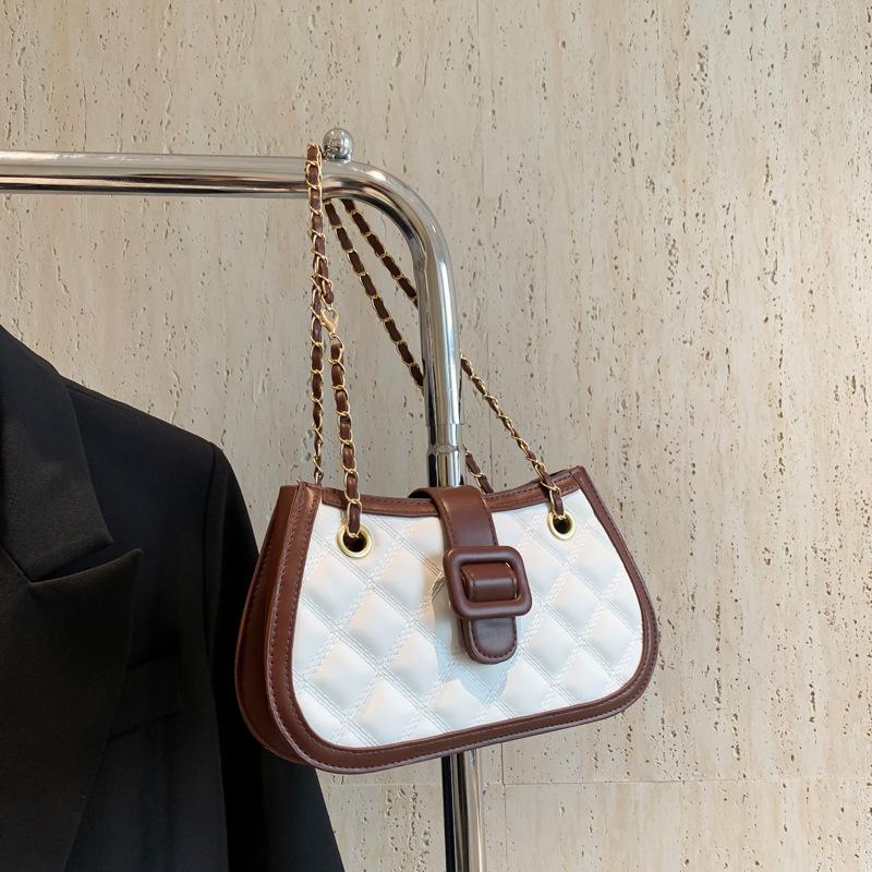 

Модная ромбовидная вышивка, плетеный ремешок-цепочка, женская универсальная маленькая квадратная сумка, весна-лето 2025, нишевая, в стиле ins, жесткая коричневый