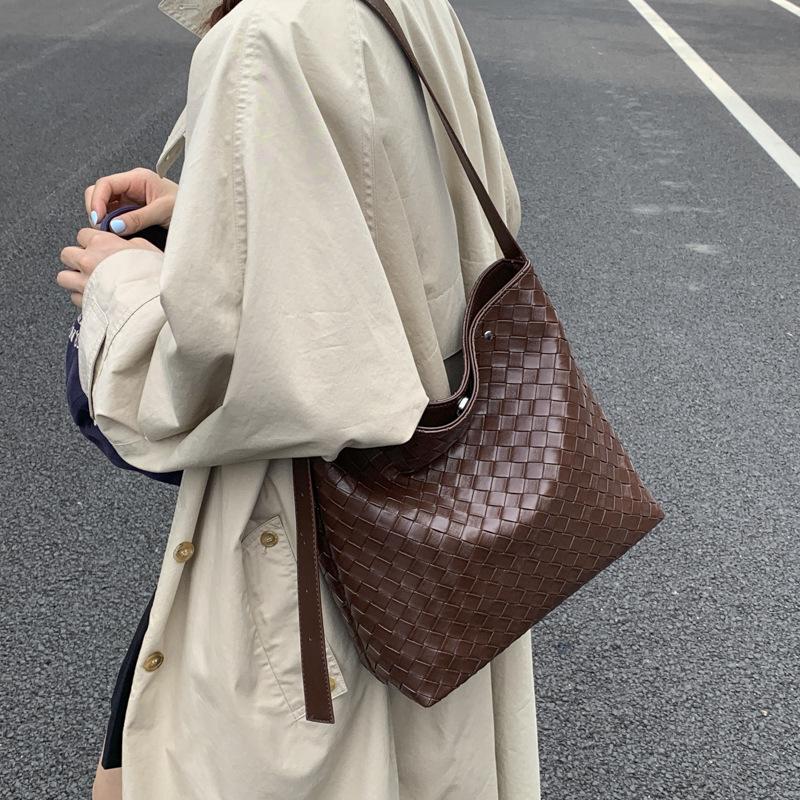 Large-capacity cross-body braided bucket bag for women 2025 pre-autumn new high-end commuter underarm bag tote bag