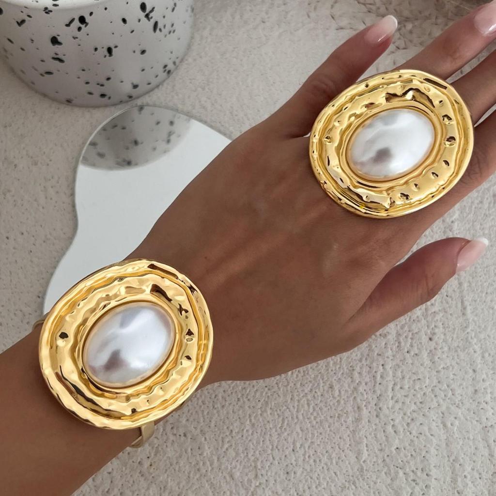 Luxurious European & American Metallic Oval Bangle Set with Inlaid Pearls