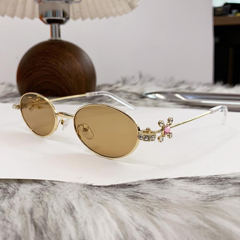 

Солнцезащитные очки овальной формы с бриллиантами в стиле Дженни: Высококлассная европейская и американская уличная мода для женщин As shown