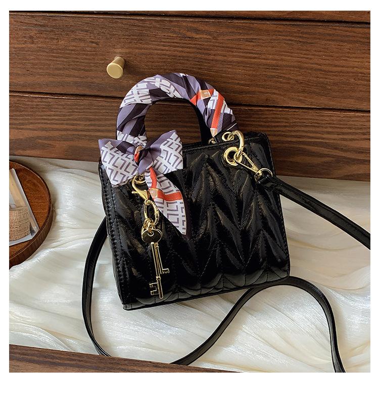 

Foreign style hand-held fashion Dai Fei bag women s 2025 winter new niche simple and versatile shoulder bag trendy women s bag