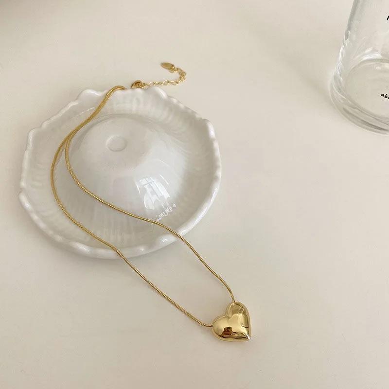 Vintage Love Heart Pendant Necklace Gold Aesthetic Choker for Women Trendy Party Jewelry Gift